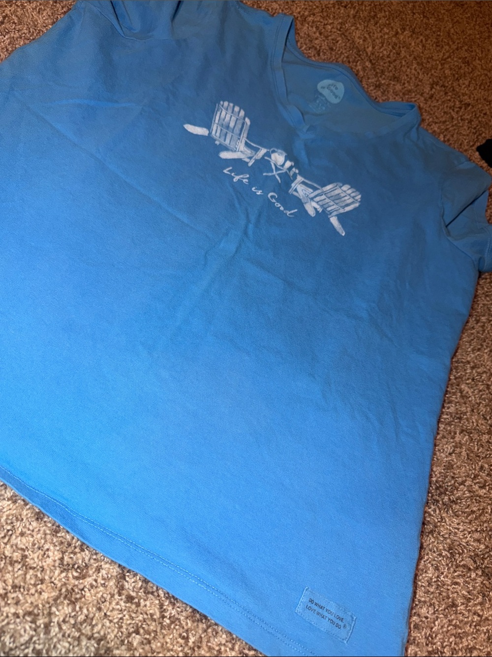Life is Good blue v-neck tee w/2 Adirondack chairs in white (L) - EUC!